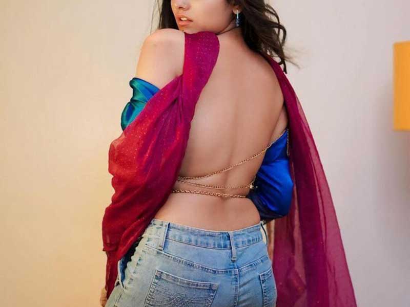 Inaya (19) seeks College Boy for Car Sex